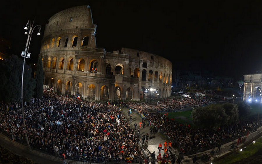 Via Crucis al Colosseo di Roma, foto di repertorio